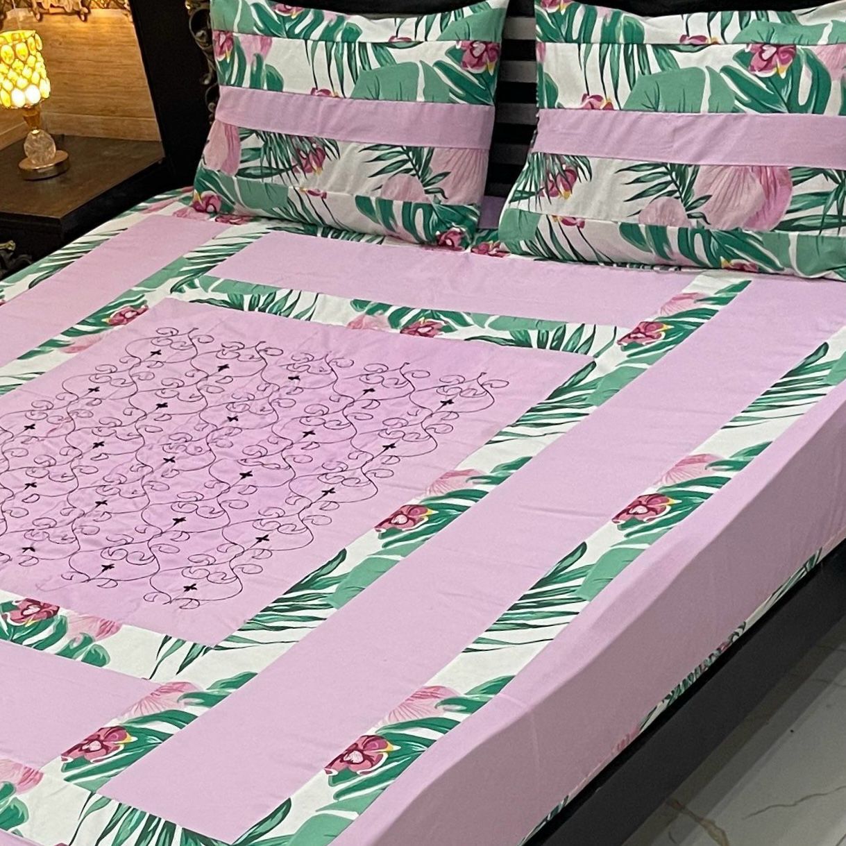 Serene Pink & Tropical Leaves Bedsheet – Refreshing Elegance