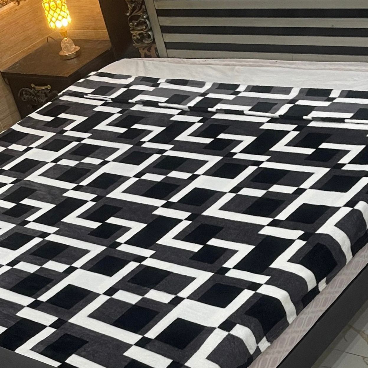 Elegant Black & White Geometric AC Fleece Blanket – Riwaj