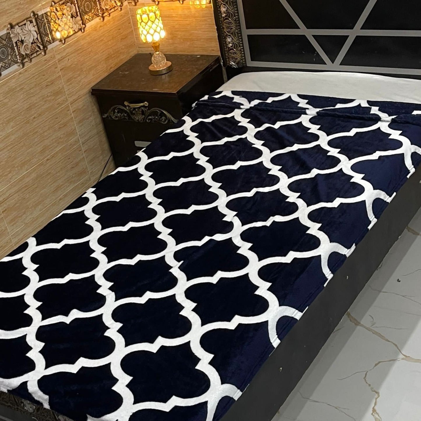 Elegant Black & White Geometric AC Fleece Blanket – Riwaj